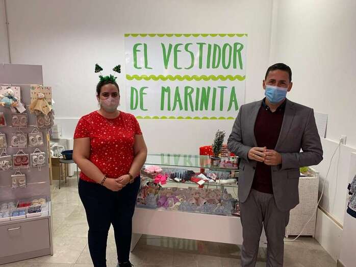 Ruth Marín y Héctor Suárez, durante la visita del regidor al negocio/TA.